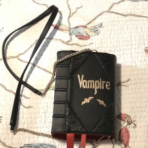 Vampire Book Clutch 驪